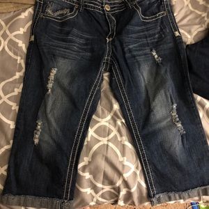 Hydraulic distressed capris ✨